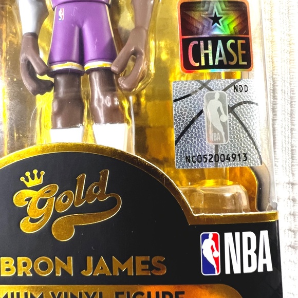 Funko Gold NBA Los Angeles Lakers LeBron James 5 Inch Chase Exclusive Premium - Picture 4 of 9